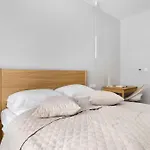 Modern Near The Sea With Parking & Air Conditioning By Renters Apartment *