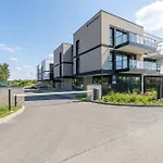 Modern Near The Sea With Parking & Air Conditioning By Renters Apartment *