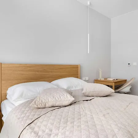 Modern Near The Sea With Parking & Air Conditioning By Renters Apartment *