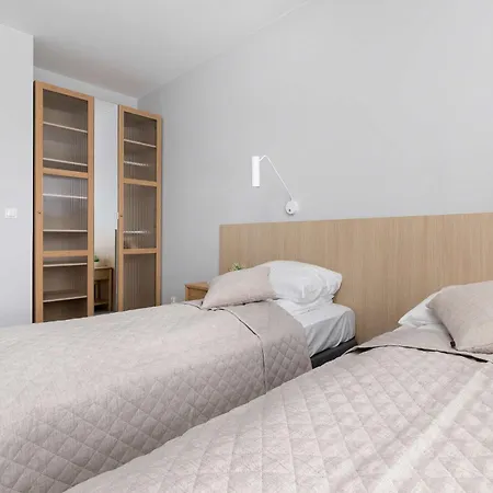 Modern Near The Sea With Parking & Air Conditioning By Renters *