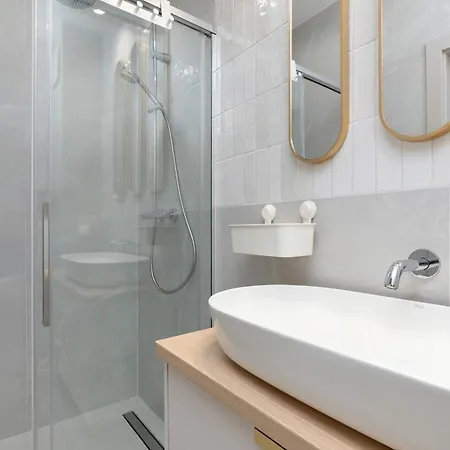 Apartment Modern Near The Sea With Parking & Air Conditioning By Renters *